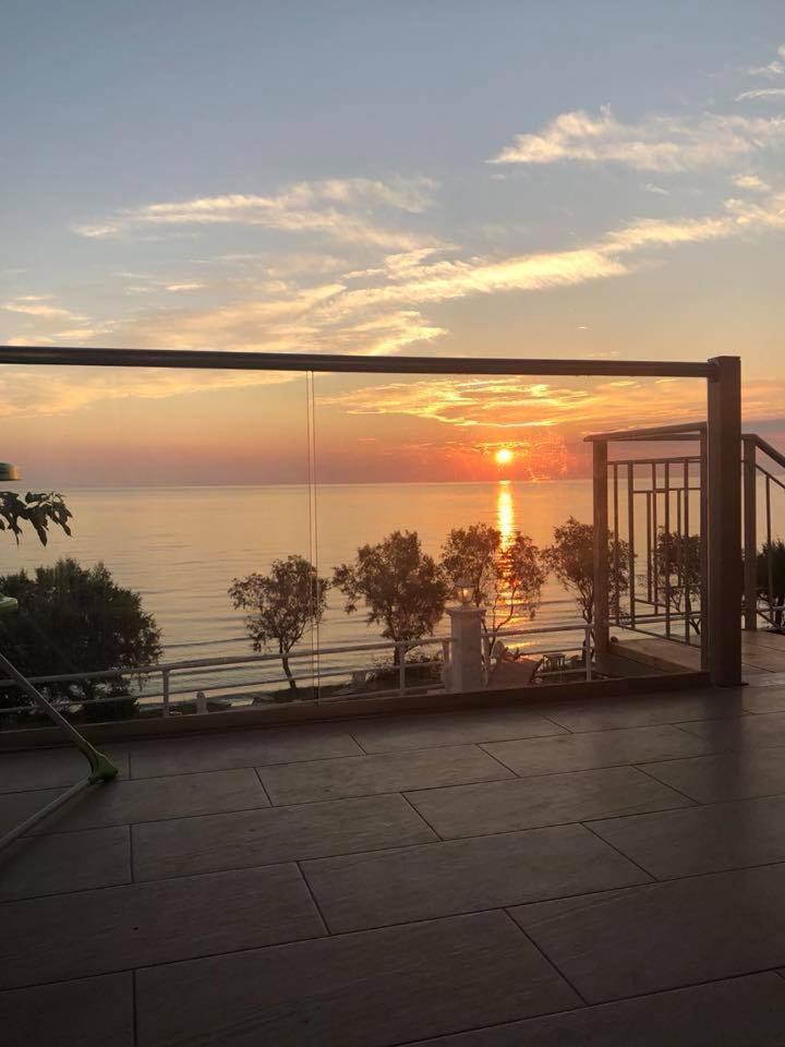 Laura Beach House Аликес Екстериор снимка